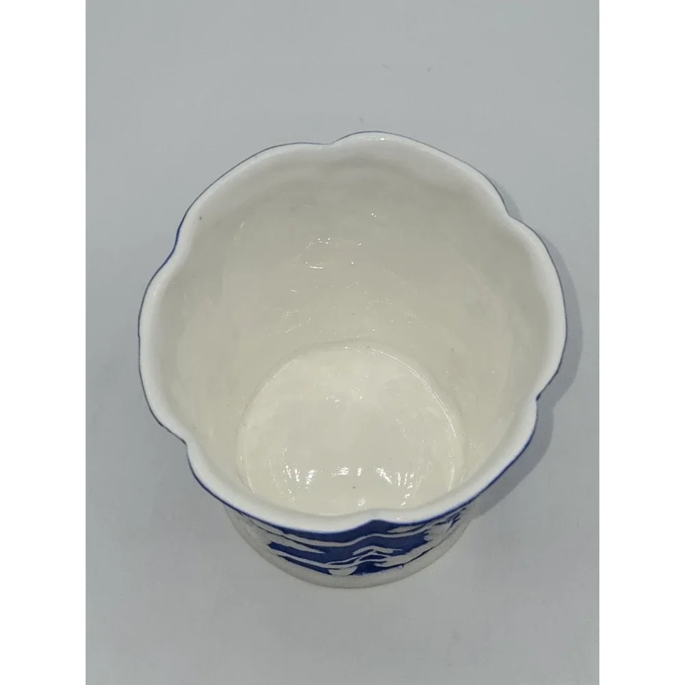 MMA Metropolitan Museum of Art‎ Blue White Relief Ivy Vine Cachepot Planter